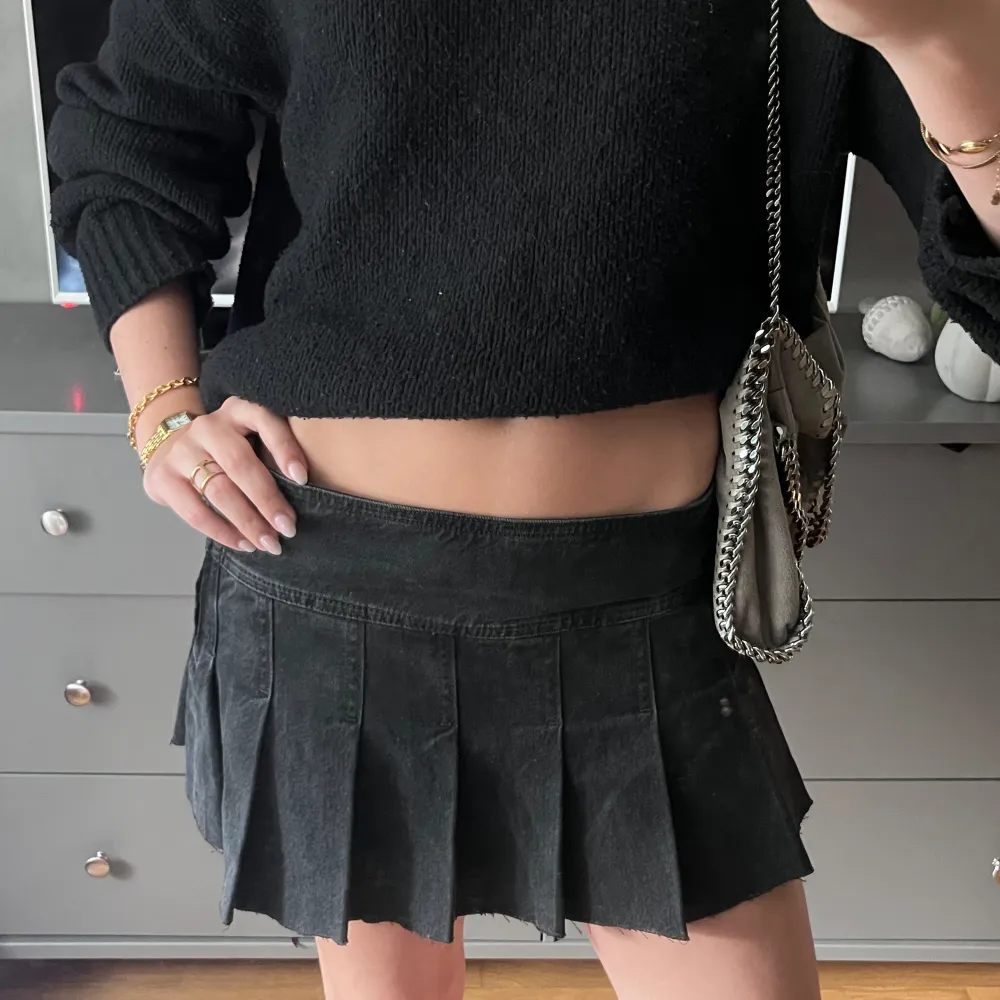 Lågmidjad jeanskjol med volang! Sååå snygg jeans kjol passar till allt!😍😍. Hameet.
