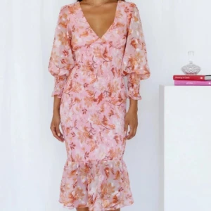 Rosa blommig klänning  - Säljer denna fina sommarklänning som är helt oanvänd, då jag missa att skicka tillbaka den då den var något stor för mig Nypris 500 men säljer för 400 men pris går att diskutera vid snabb affär😊