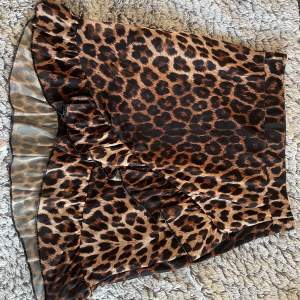 Leopardmönstrad kjol. Når en bit under rumpan. Storlek S - passar även mindre M. Köparen står för ev frakt. 