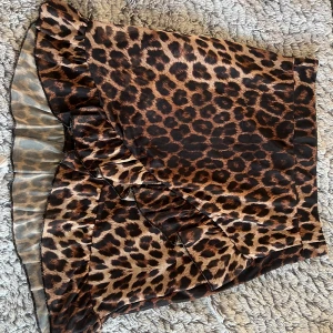 Leopard kjol  - Leopardmönstrad kjol. Når en bit under rumpan. Storlek S - passar även mindre M. Köparen står för ev frakt. 