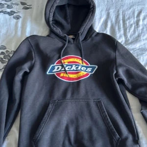Dickies hoodie - Använd men i bra skick  Orginal pris 749