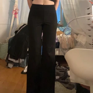Byxor med vida ben - Ett par byxor med vida ben, jag använder dom oftast mid/low waist då man kan vika ner kanten. Skönt material och ribbade