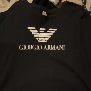 En äkta Giorgio Armani t-shirt använd 1 gång  Strl: L Nypris: 2209