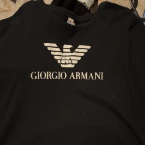 Äkta Giorgio Armani t-shirt - En äkta Giorgio Armani t-shirt använd 1 gång  Strl: L Nypris: 2209