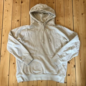 Vit oversized hoodie   - Krämvit oversized hoodie i storlek L, i princip oanvänd säljes för 125kr. Vid behov skicka gärna frågor :)