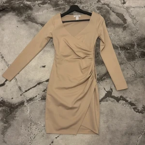 Festklänning - En långärmad festklänning. Använd 1 gång. Super fin på. 