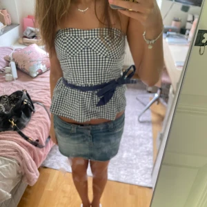 Tubtopp - Sjukt söt sommartopp!! Går att knyta i midjan men även ta bort rosettbandet. Sitter bra vid bysten.