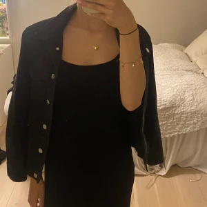 Jeansjacka - Skit snygg svart jeansjacka, perfekt att ha till vilken outfit som helst! Använd ett fåtal gånger! 💞💞