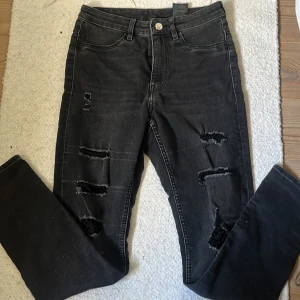 Jeans - Ett par svarta jeans med hål som inte är använda på länge då jag växt ur dom. Priset kan diskuteras.  Obs köparen betalar för frakten.