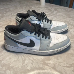 Nike Air Jordans  - Nike Air Jordan i storlek 45.5  Använd men fortfarnade i gott skick. Jag har vanligtvis storlek 44/45 men dessa passar mig. 