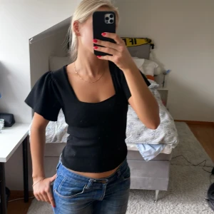 Svart blus - Svart blus från only med puff ärmar. Använd endast nån gång. Lite tjockare i materialet, typ stickad. 