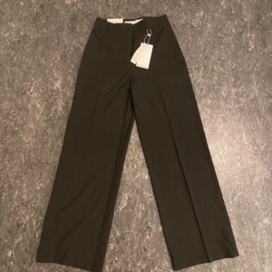 Kostymbyxor  - Ett par helt nya och oanvända kostymbyxor i storlek 36 från Bershka! Prislappen är kvar! 