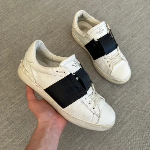 Valentino Open Skor - Säljer dessa sjuka feta Valentino Opens som är perfekta nu till sommaren | 8/10 Skick (lite smutsiga) | Storlek 43 | Extra Snören ingår | Hör av dig för fler bilder eller om du har någon fundering 🤝