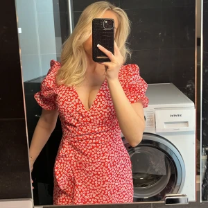 Blommig klänning från Chiquelle  - Klänning som enbart använts några gånger 🤍