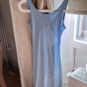 Klänning från Shein - Längre blå klänning med fin detalj i ryggen. Aldrig använd 🤍