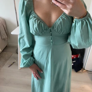 Klänning Ginatricot - Jättefin blå/grön klänning från Ginatricot. Endast använd en gång. 