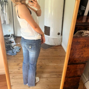 Lågmidjade jeans - Midjemått(rätt över): 37 Innerbenslängd: 72 Modellen är: 168  Skriv om ni har några frågor💗//Perfectjeans