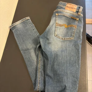 Nudie Jeans  - Säljer mina nudie jeans för jag inte använder dem lika mycket som när jag köpte dem. Dem har ett litet hål  vid skrevet.