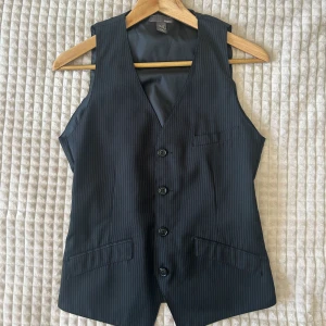 Kostymväst - I använt men fint skick! Köparen betalar för frakten och katt finns i hem 🏡 