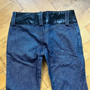 J-24E08 - Mått i cm: midja: 37, gren: 20, Innerben: 77. 