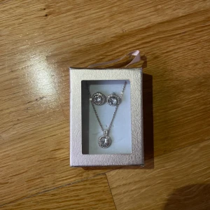 Örhänge & halsband sett - Säljer ett helt oanvänt smyckessett. Ordinarie pris: 129 kr, fråga gärna om bilder osv.❤️❤️