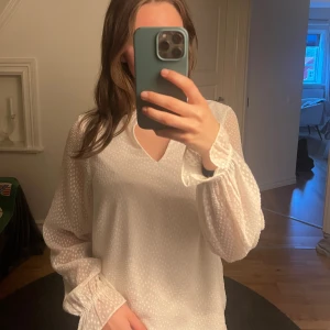 Blus - Vit blus från vero moda, nästan aldrig använd