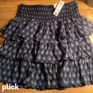 mörkblå volangkjol - Säljer denna fina mörkblåa volabgkjol ifrån lindex alldrig använd. Första bilden är lånad men den har också lappen kvar🩷