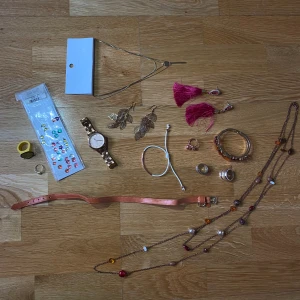 Smycken till bra pris - Säljer smycken som ej går till användning i hopp om att nån hittar något älskvärt💘 Köps som på bild, inga utbyten. Hoppas du blir nöjd🥰