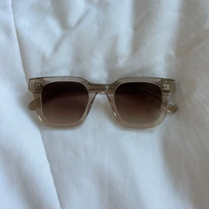 CHIMI 04 - Säljer mina chimis i färgen ecru. Modellen är 04. De är köpta för ca två år sedan men inte använda så mycket. Inga defekter!! Kartong, fodral, glasögonpåse och putsduk följer såklart med!