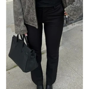 Svarta kostym byxor  - Snygga kostymbyxor från bik bok, nypris 499kr. Passar till vardags outfit och festligare outfit. Väldigt bra skick. Kommer tyvärr inte till min användning.