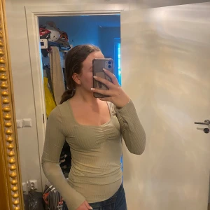 Långärmad tröja  - Gullig grön topp med schrunch. Lite ribbad💕