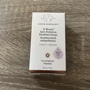 Drunk elephants bronzing drop - Säljer denna produkten på grund av att jag inte tålde innehållet❤️ Använt 1 gång så den är i nyskick och man får den i själva förpackningen! 30 ml, skriv om ni vill köpa