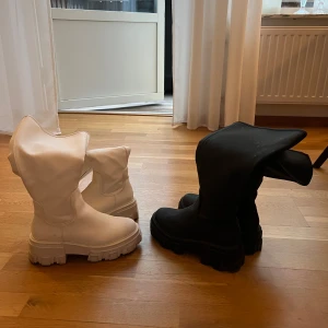 Boots  - Säljer nu mina extremt sköna boots från Nakd!  Storlek 37, dragkedja på insidan, hela vägen upp! Slutar nedanför knäna! Svart och vitt, det är lika modeller! Det är inga skador alls på skorna, säljer båda för 600kr, Ett par för 300kr
