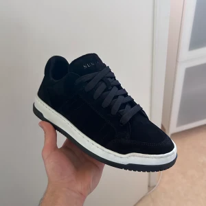 Numeris Arena Noir - Ett par riktigt snygga skor från Numeris. De är helt oanvända och nya. Stl 40 men passar 41 och kanske till och med 42. Nypris på skorna ligger på ungefär 2200 med frakt, mitt pris är 1250.