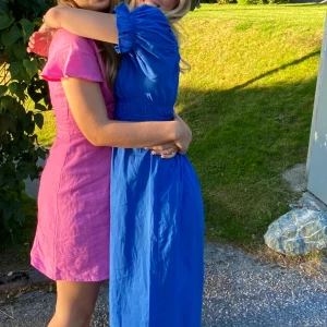 Maxiklänning - Blå maxiklänning ifrån hm. Endast använd på midsommar. Fint skick och skönt material.