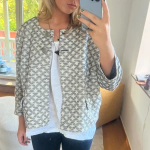 Sommar jacka  - Tunn sommar jacka!  Jag har klippt ut axelvaddarna som fanns när jag köpte den 