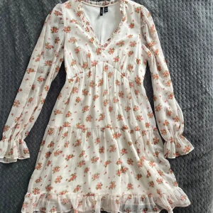 Blommig klänning - Säljer denna jättefina klänningen som passar bra till sommaren. Är använd en gång och säljes på grund av att den inte kommer till användning. Nyskick.