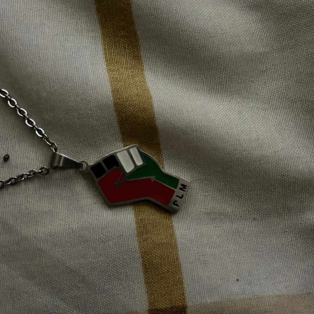 Show people that u support palestine and encourage people to support palestine. Accessoarer.