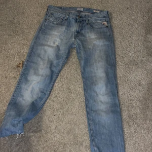 Replay anbass 30/30 - Tjena säljer dessa feta replay anbass som passar slim i ett 9/10 skick som är klippta längst ner vilket jag tycker kan vara en uppkommande trend kan mötas upp i nacka forum och slussen hör av er vid frågor