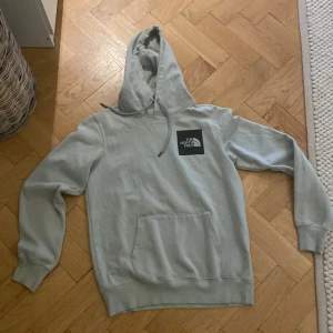 The North Face hoodie - Säljer nu min north face hoodie pågrund av att den inte passar längre, den är i fint skick o inga hål osv👍