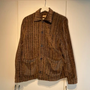 Whyred Manchester Overshirt Brown - Hej, säljer en Manchester overshirt från Whyred i olika bruna nyanser. Lite Croppad passform. Storlek 48 vilket motsvarar M/S. Kvalitativ och bekväm. Praktisk med fickor. Nypris 1500kr. Lätt att stylea med annat. Välanvänd men i dugligt skick. Pris kan diskuteras. Hörs i DM. 