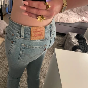 Levis jeans  - Slitna ner till vilket syns på sista bilden, annars fint skick! Midja 37 cm och innerben 80cm!💕