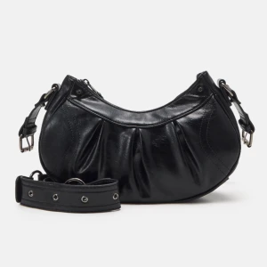 Liten väska  - Axelremsväska från GinaTricot i nyskick🤍 Säljer då jag har för många. 