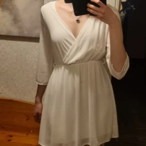 Vit klänning  - Vit kort klänning, lite använd men fortfarande i väldigt bra skick. 