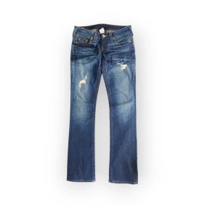 True Religion Jeans Johnny  - Storlek 26 US, passar XS. Midja 40 cm, Innerben 80 cm. Mycket bra skick utan tydliga defekter. Fråga gärna om fler bilder 💕