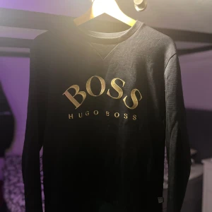 Hugo Boss Sweatshirt  - Hugo Boss sweatshirt  Använd ett tiotal gånger Mycket fint skick Storlek M