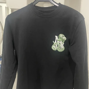 Amiri sweatshirt  - Detta är en AMIRI sweatshirt som blivit för liten och just därför säljer jag den.
