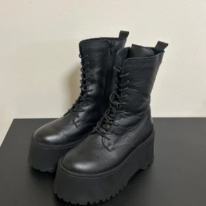 Platform boots - Köptes förra vintern, använt 2-3 gånger Köptes för 1365 kr säljer för 550 kr  Lite gångveck  Gjort av äkta skinn Varmt foder inne  Platform: 6 cm Längd: 28 cm 