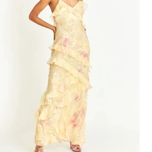 Sommarklänning volang - Superfin gul klänning från zolani Stockholm. Endast testad (alltså nyskick) men säljer då den ej passade mig. Den är verkligen superfin men satt inte som jag hade tänkt. Jag är 173 och den funkar i längden men va lite tight så passar nån med strl xs