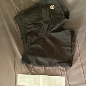 Moncler badbyxor - I nyskick användt en till två gånger. Har kvitto från NK men texten tyvärr suddig. Skriv om någon är intresserad. Ordinarie pris 2600